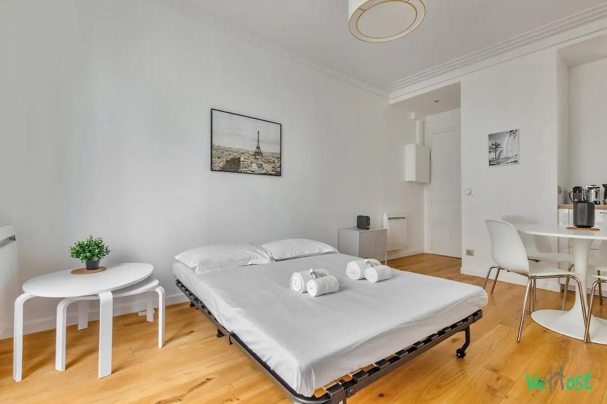 Apt For 4 In Heart Of Paris Near Eiffel Tower