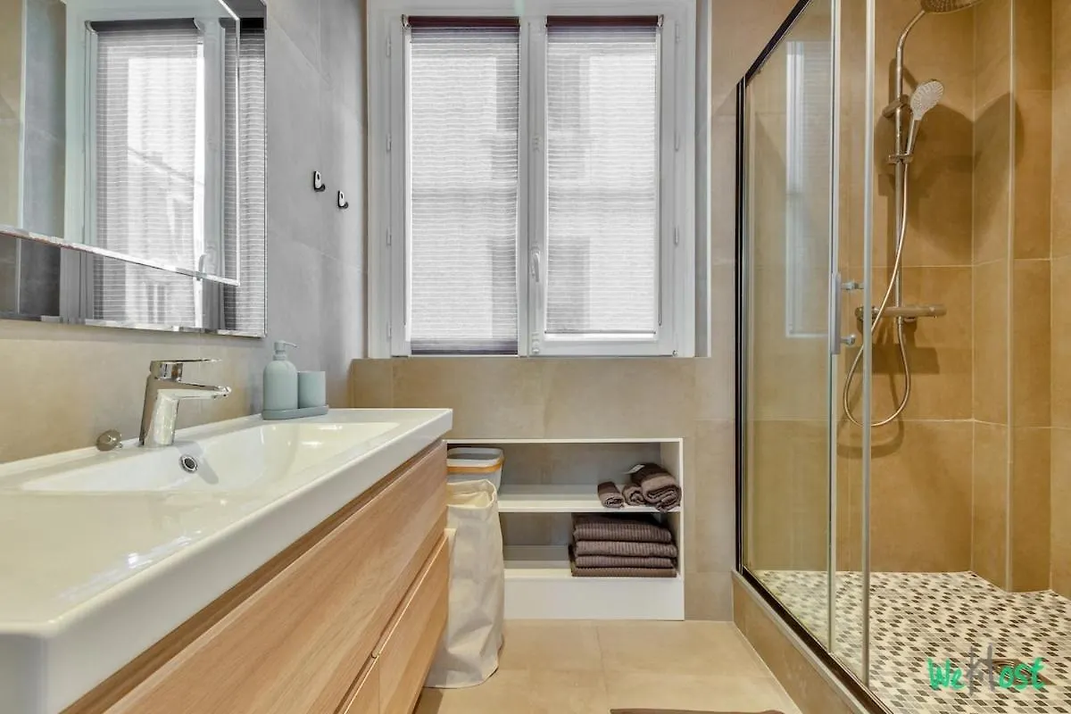 Apt For 4 In Heart Of Paris Near Eiffel Tower Apartment