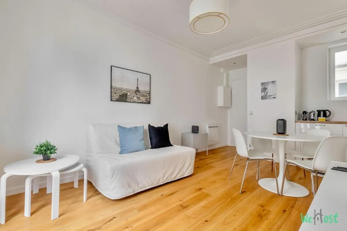 Apt For 4 In Heart Of Paris Near Eiffel Tower